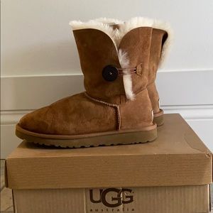 UGG Bailey Button in Chestnut